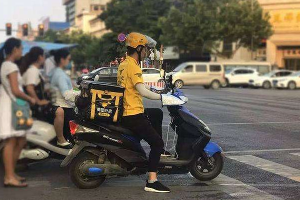 郑州公交撞翻外卖员的司机已停职，肇事司机将会面临什么处罚？