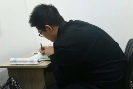 辽宁34岁研究生在自习室猝死，家属状告学校和导师，其诉求是什么？