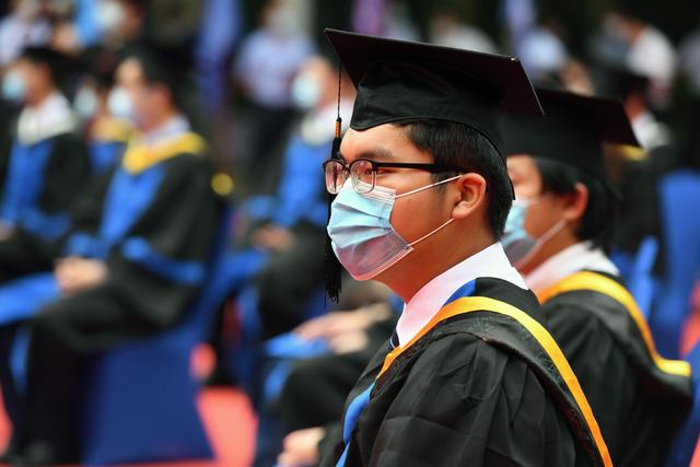 调查称2021年本科毕业月平均起薪5825元,你觉得这个薪资水平如何?