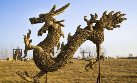 帮孩子做手工作业家长扎了条龙,同班学生对此有何评价?