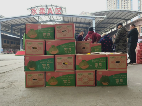 苹果箱灌水泥空纸箱重5斤多，市面上这样的现象很常见吗？