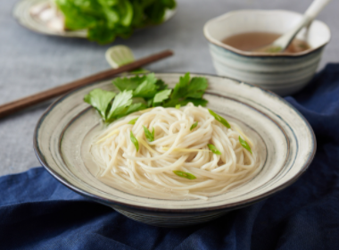 新疆一拾荒老人到餐饮店讨要热水,店老板却给他煮了一碗面,对此你怎么看?
