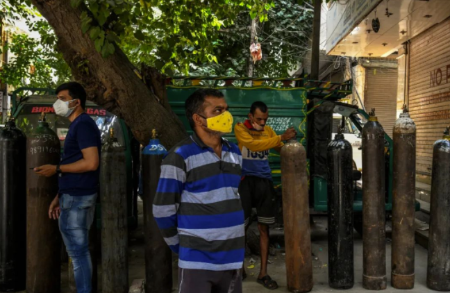 印度确诊人员带着氧气瓶上班，为何确诊期间还要上班？