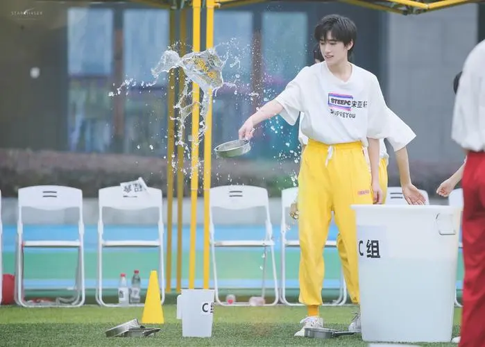 如何看待宋亚轩在宿舍养狗这件事？