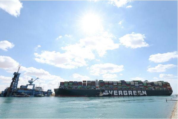 苏伊士运河搁浅货轮已移动17米，搁浅的主要原因会不会是人为因素？