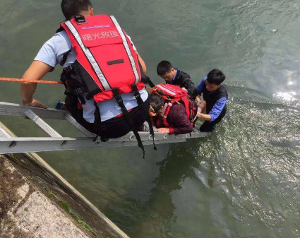 浙江义乌一民警冲下河90秒救起落水者，此民警身上有哪些可贵的精神？
