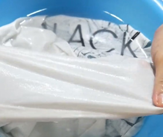 芒果汁弄衣服上了怎么洗掉呀??