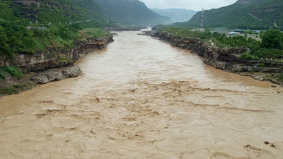 山西一村主任哽咽谈被淹没的村庄，为何三道防线都难以抵洪水？
