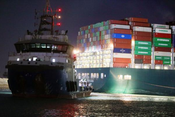 苏伊士运河搁浅货轮已移动17米,搁浅的主要原因会不会是人为因素?