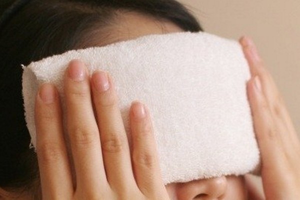 用电焊焊接时闪伤了眼睛,如何快速治疗?