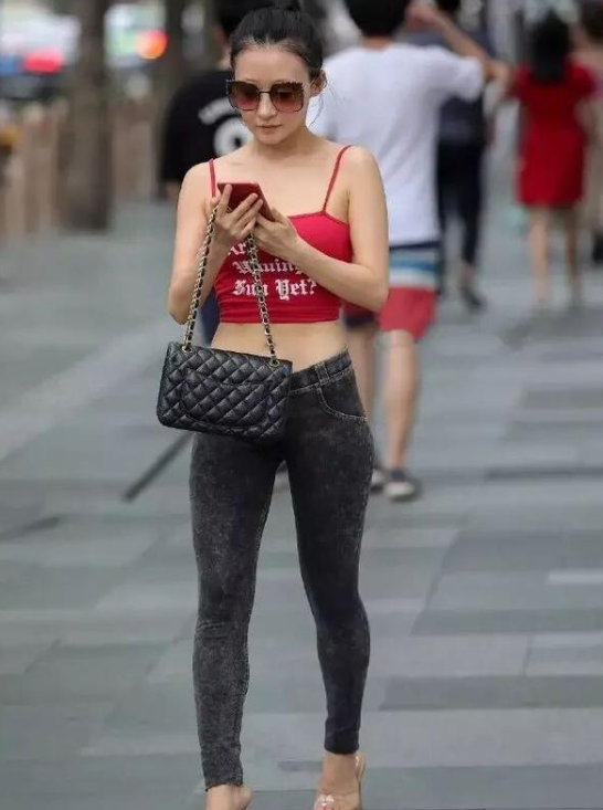 低腰裤搭配到位，怎样穿才能青春时髦又新潮呢？