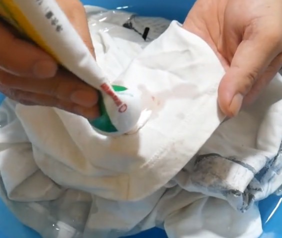 芒果汁弄衣服上了怎么洗掉呀??