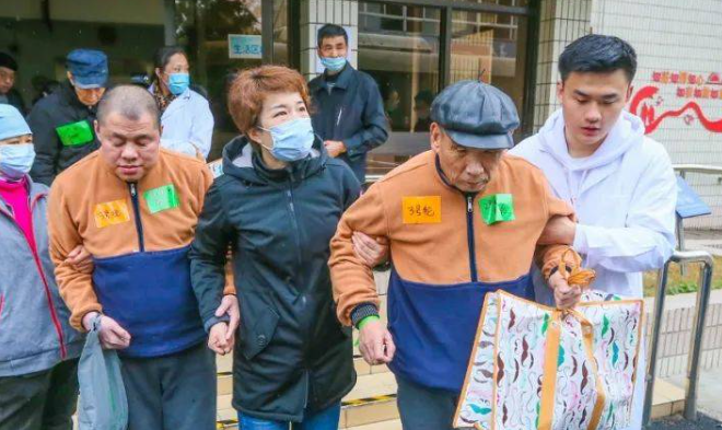 上海5人因错转福利院老人被问责,他们会被如何惩罚?