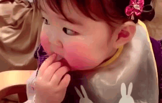 大妈以收垃圾为由拿走孩子零食,这是否已经可以算得上是抢劫了?