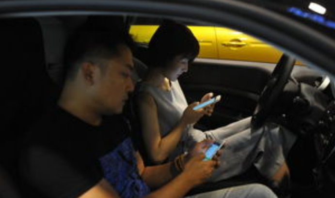 南京一对情侣公园约会被保安敲诈1万元，保安这一行为违反了哪些法律？