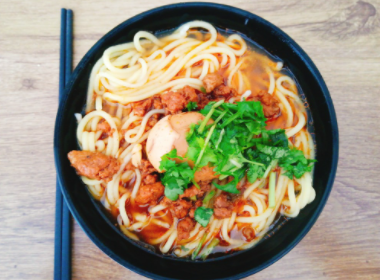 新疆一拾荒老人到餐饮店讨要热水,店老板却给他煮了一碗面,对此你怎么看?