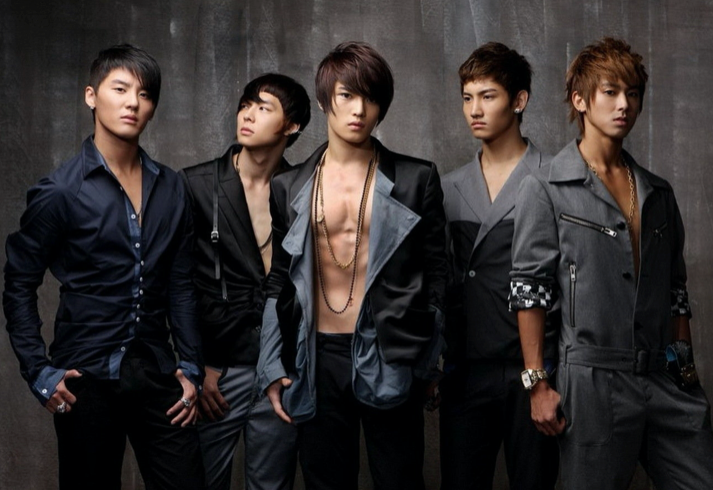 东方神起的成员都有些谁?他们属于哪个公司旗下的?