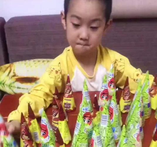 湖南长沙6岁娃赌气要吃100个冰棍妈妈帮实现，你如何看待妈妈这一做法？