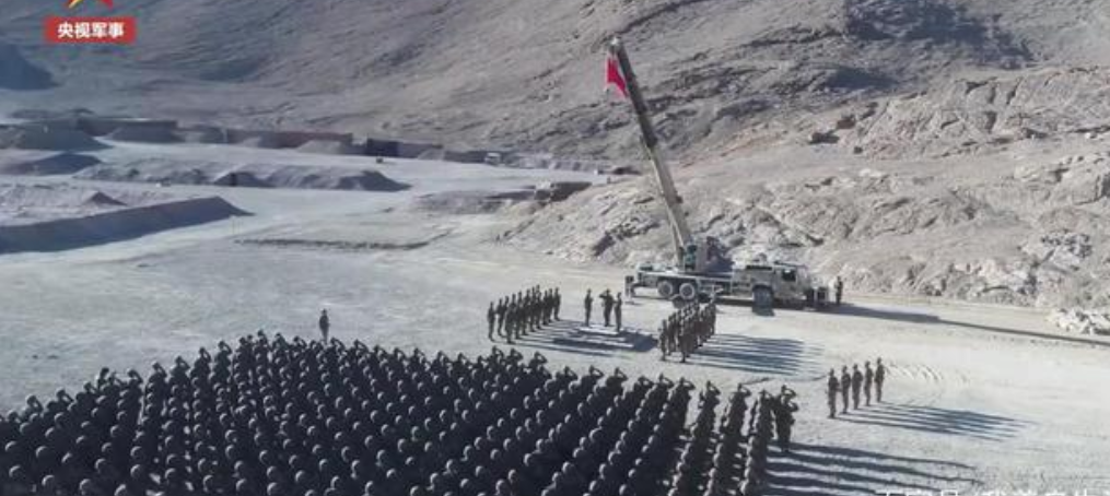 海拔5300米用吊车升起国旗，卫士们聊表的是什么心意？