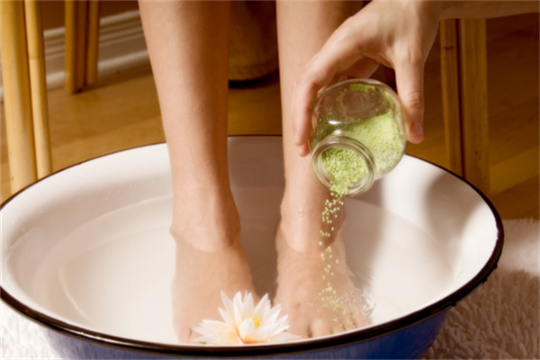 脚底脱皮是什么原因？