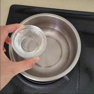 凉粉是用什么材料做成的?