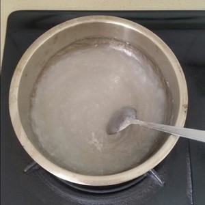 凉粉是用什么材料做成的?