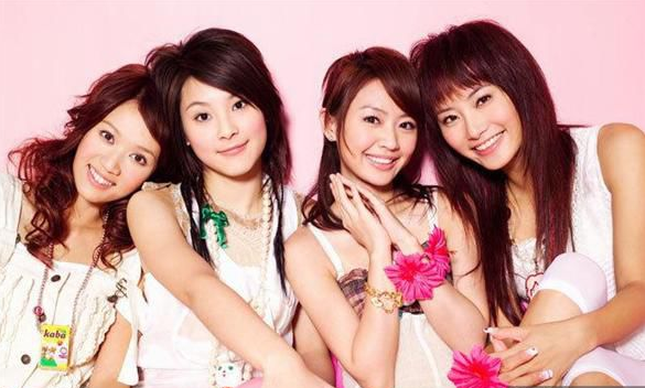 有一首歌里的歌词是：我只想要和你在一起…请问这首歌叫什么名字啊