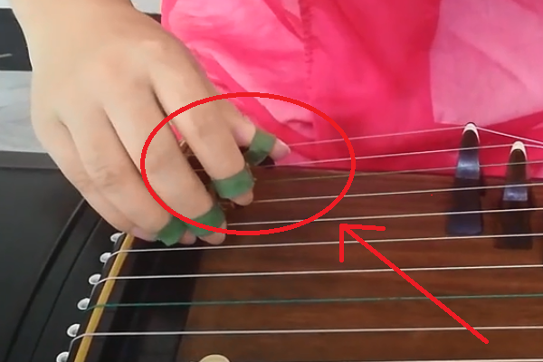古筝里上滑音下滑音怎么弹