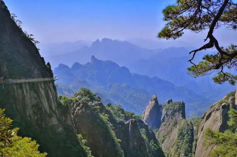 感觉三清山比黄山还壮观,门票很便宜,你觉得值得去游玩吗?