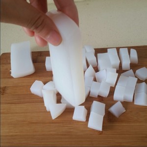 凉粉是用什么材料做成的?