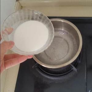 凉粉是用什么材料做成的?