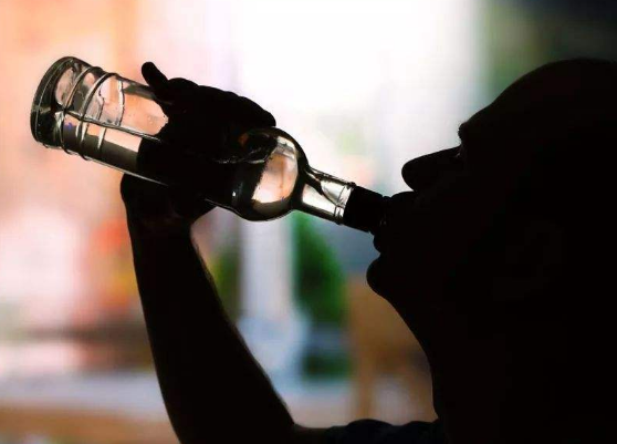 天蓝蓝海蓝蓝一杯一杯往下传下一句是什么？