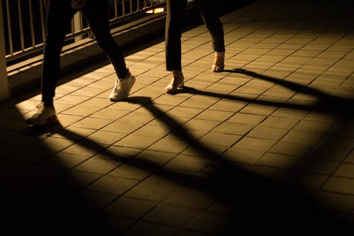 从容不迫的反义词是什么？