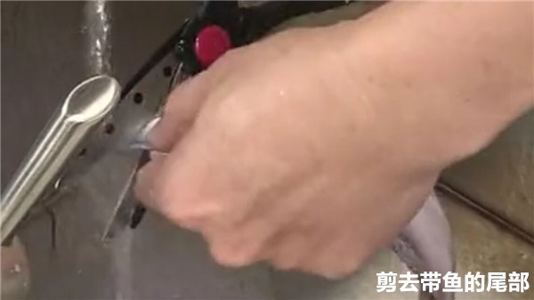 如何将带鱼处理干净？