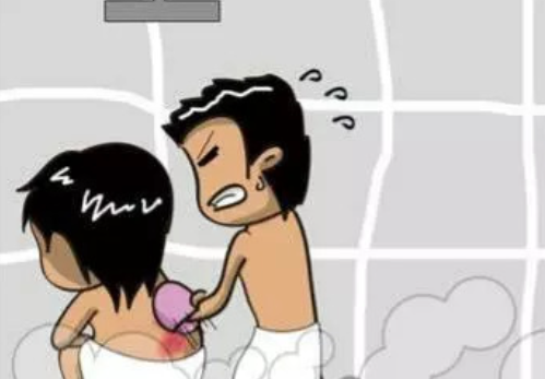 黑龙江哈尔滨两男子暴雨中搓澡,北方人为何如此喜欢搓澡?