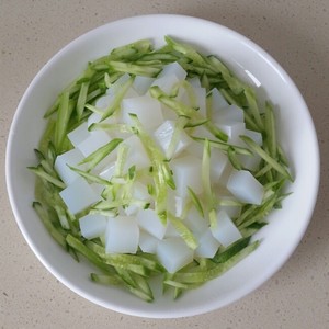 凉粉是用什么材料做成的?