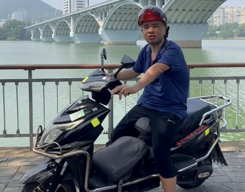 985硕士开摩的，自称“走红后有人去查毕业论文”，你如何看待这一现象？