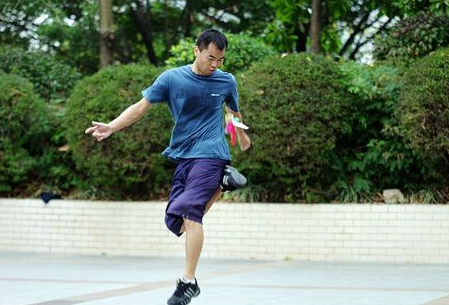 怎样练习踢毽子?有什么方法和技巧?