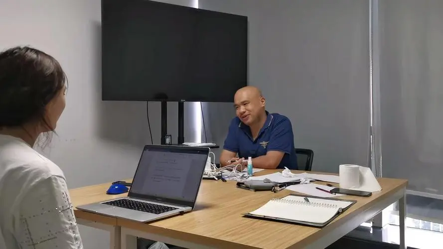 985硕士开摩的，自称“走红后有人去查毕业论文”，你如何看待这一现象？