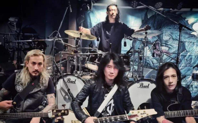 央视《动物世界》的片头，片尾曲是什么？