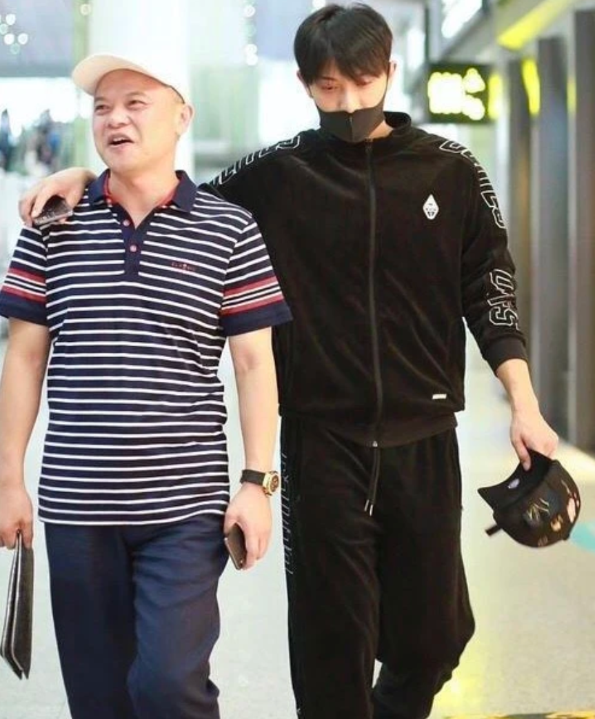 黄子韬他爸爸为他妈妈留下12家公司,他妈妈的一生究竟有多传奇?