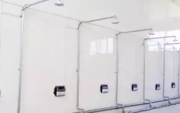 黑龙江哈尔滨两男子暴雨中搓澡,北方人为何如此喜欢搓澡?