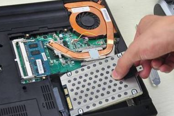 简述下硬盘的工作原理？