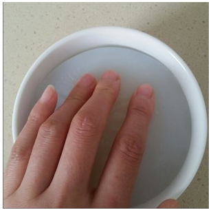 凉粉是用什么材料做成的?