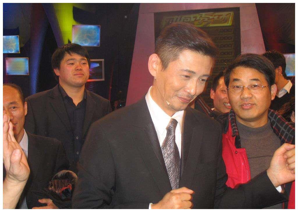 同居7年后甩掉董卿，如今56岁娶了小20岁的漂亮娇妻 ，他是谁？