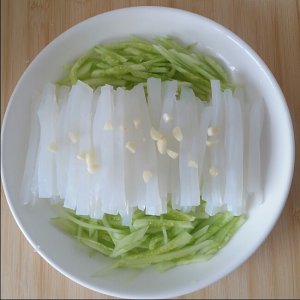 凉粉是用什么材料做成的?