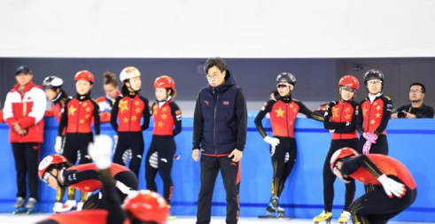 中国短道速滑队现任主教练是谁？