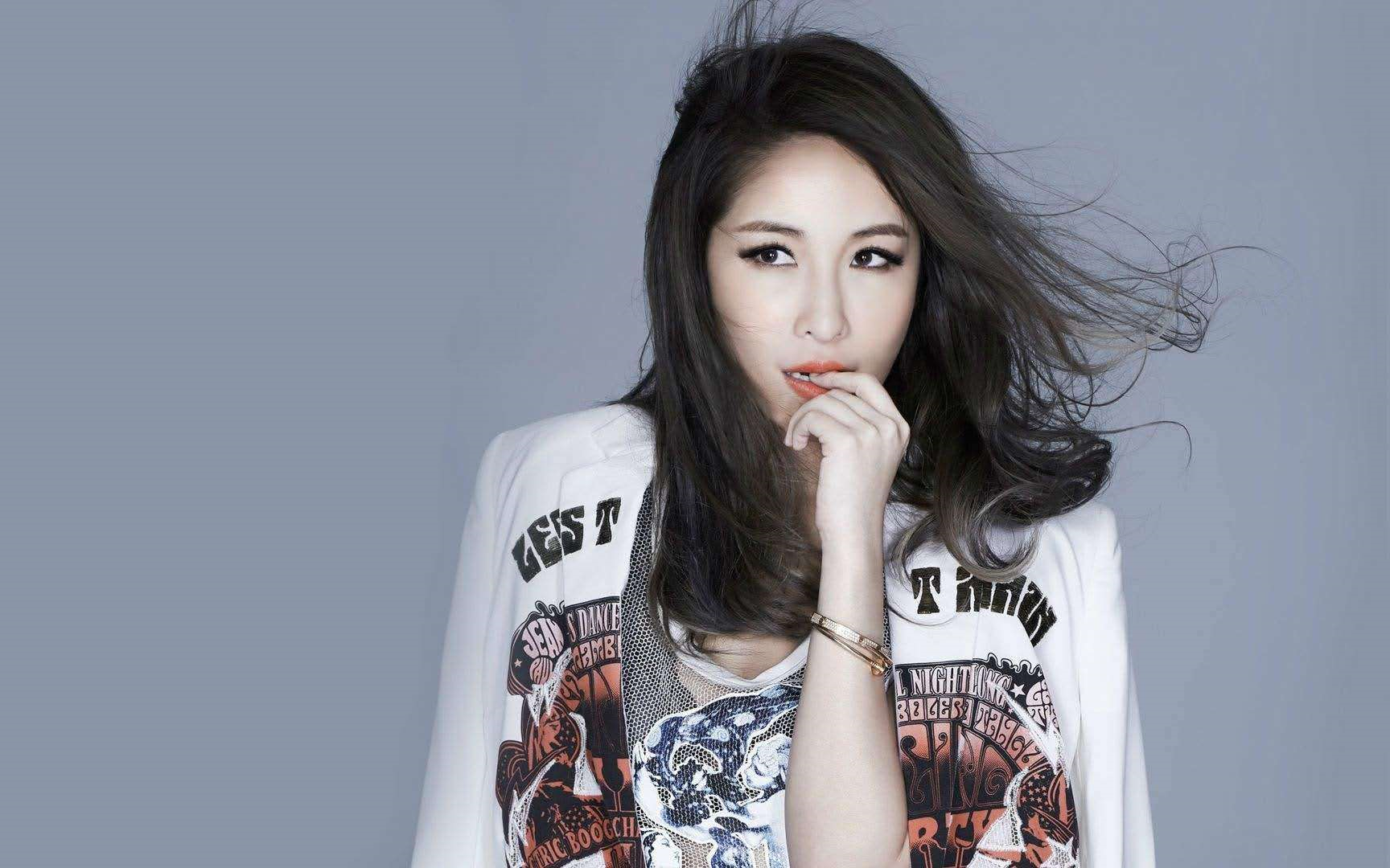 萧亚轩发微博，头发凌乱不堪，粉丝担忧究竟发生了什么事 ？