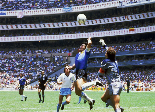 马拉多纳的上帝之手是指什么啊！是不是犯规啊