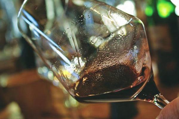 严惩!公安局长收受名酒找餐厅代卖被判刑,同时如何处理行贿者?